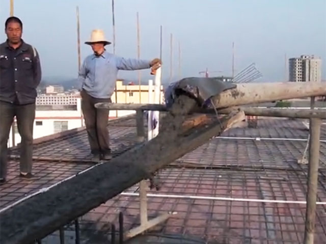 山東力源機械，車(chē)載式攪拌拖泵一體機現場(chǎng)施工視頻